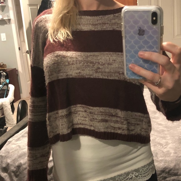 Crop sweater with bow detail in back - Picture 4 of 6